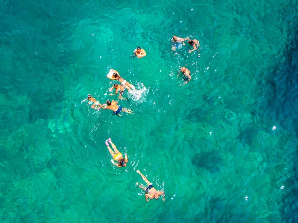 Pessoas no mar, vista aérea — Fotografia de Stock