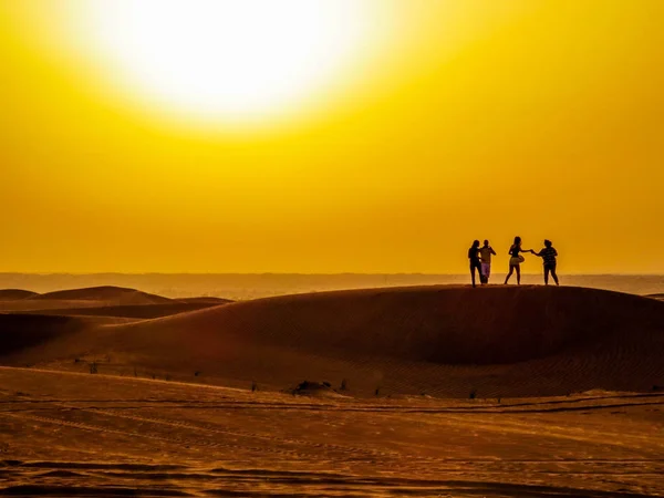 Menschensilhouette in der Wüste bei Sonnenuntergang — Stockfoto