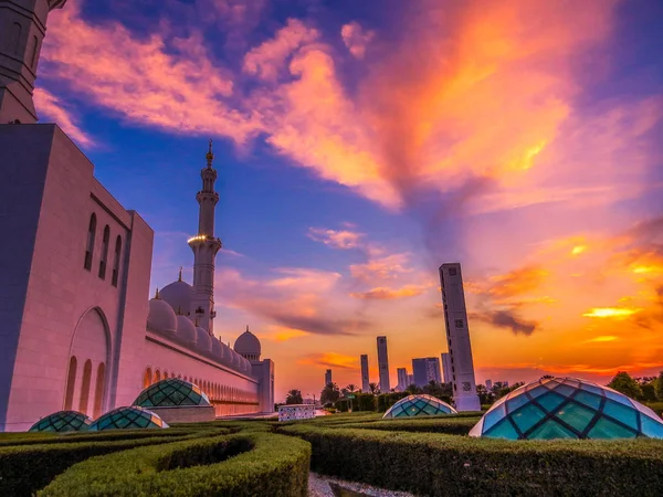 Δραματικό ηλιοβασίλεμα στο μεγάλο τζαμί του Σεΐχη Ζάιντ, Αμπού Ντάμπι, Ηνωμένα Αραβικά Εμιράτα — Φωτογραφία Αρχείου