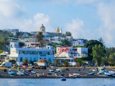 Stromboli limanının görünümü, İtalya 
