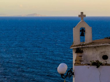 Denizin yanında bir şapel. Bonifacio, Korsika, Fransa 