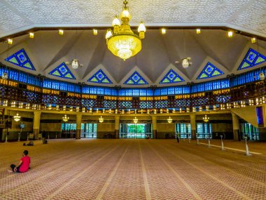 Malezya Ulusal Camii (Mescid-i Negara) iç görünümü. Kuala Lumpur, Malezya 