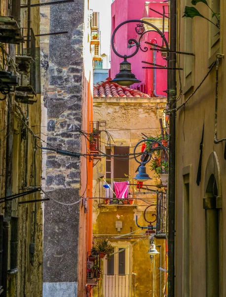 Pintoresca calle estrecha en Cagliari, Cerdeña, Italia — Foto de Stock