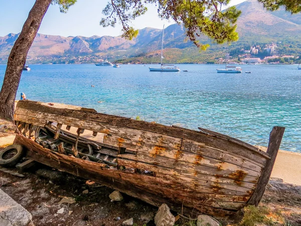 Abandoned wooden boat in Cavtat, Croatia — Stock Photo, Image