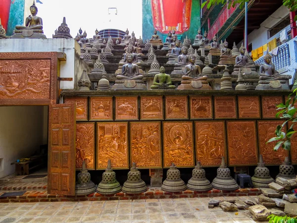 Buddha statues in Gangaramaya Buddhist Temple, Colombo, Sri Lanka — Stock Photo, Image