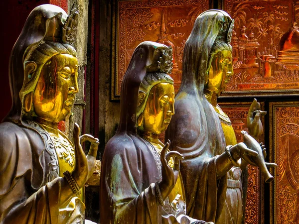 Colombo, Sri Lanka'daki Gangarama Budist Tapınağı'ndaki Heykeller