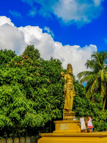 Buddhista nők imádkoznak, közel a hatalmas szobor Avalokiteshvara a Kelaniya Temple — Stock Fotó