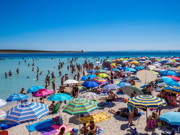 Praia lotada em Stintino, Sardenha, Itália — Fotografia de Stock