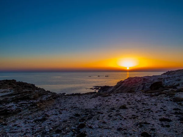 Erstaunlicher sonnenuntergang in stintino, sardinien, italien — Stockfoto