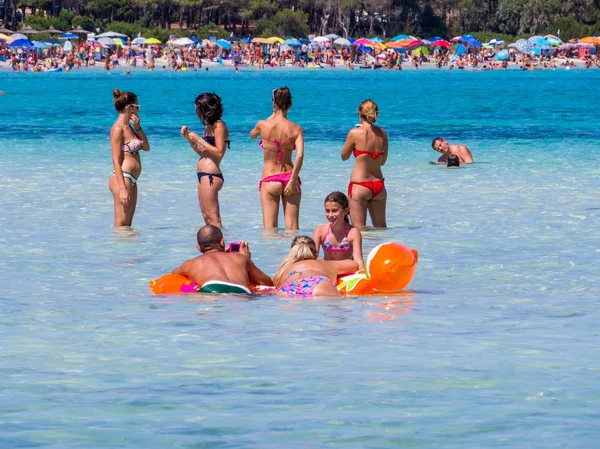 Ludzie na plaży w Cala Brandinchi, Sardynia, Włochy — Zdjęcie stockowe