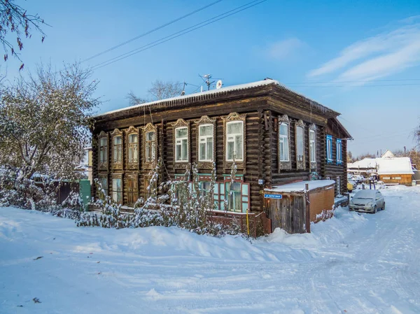 Traditioneel Siberische houten huis in de stad Tyumen in Siber — Stockfoto