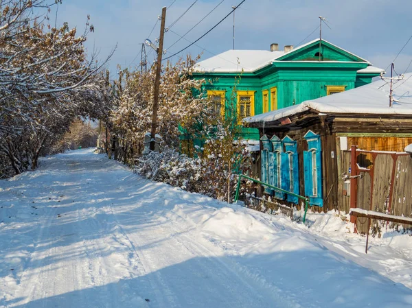 Siberische houten huizen. Tjoemen, Rusland — Stockfoto