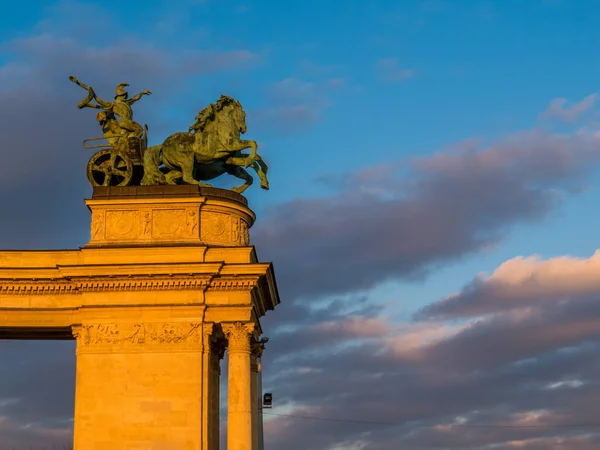 骑士雕像,英雄广场(霍索特雷),布达佩斯,匈牙利 — 图库照片
