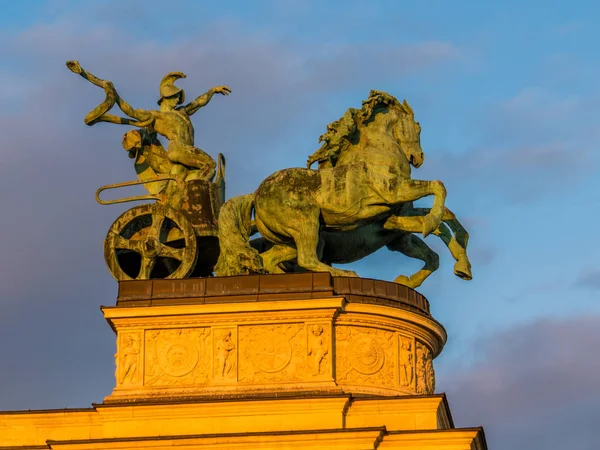 骑士雕像,英雄广场(霍索特雷),布达佩斯,匈牙利 — 图库照片