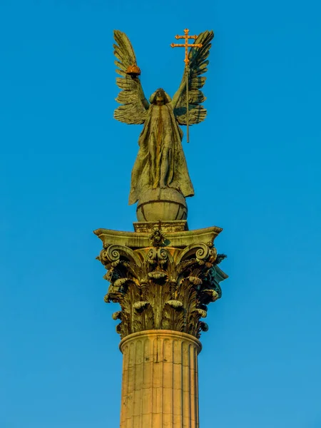 大天使加布里埃尔雕像,英雄广场(霍索特雷),布达佩斯,匈牙利 — 图库照片