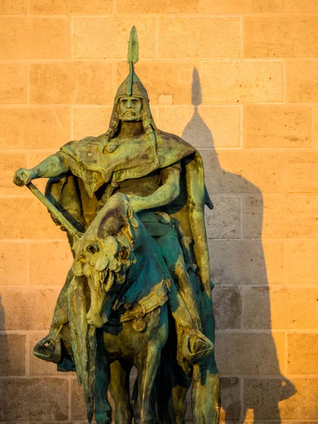 英雄广场(匈牙利霍索特莱)的骑士雕像,布达佩斯,匈牙利 — 图库照片