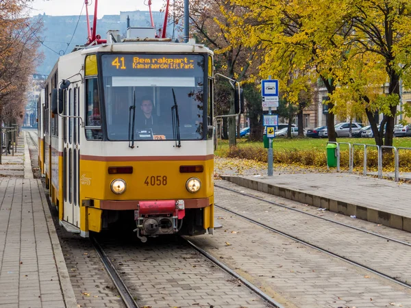 Gul spårvagn i Budapest, Ungern — Stockfoto