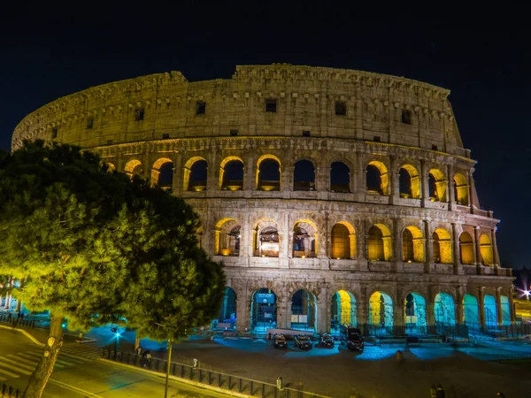 O Coliseu à noite. Roma, Itália — Fotografia de Stock