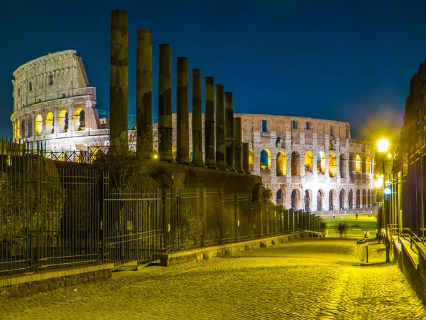 Il Colosseo di notte. Roma, Italia — Foto Stock