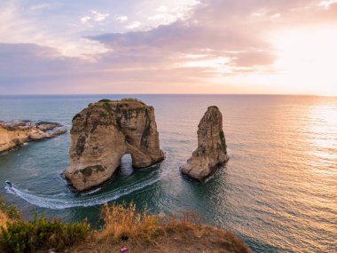Büyülü sunset bulvarında Raouche, güvercin Rock. Beirut, Lübnan