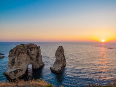 Büyülü sunset bulvarında Raouche, güvercin Rock. Beirut, Lübnan