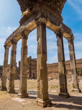 Villa Adriana, Tivoli, İtalya'da Sala delle Colonne Doriche (Dorik Ayaklılar Salonu) görünümü 
