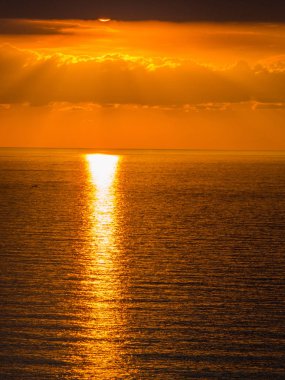 Akdeniz üzerinde büyülü gün batımı 