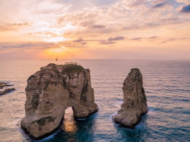 Büyülü sunset bulvarında Raouche, güvercin Rock. Beirut, Lübnan