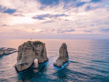 Büyülü sunset bulvarında Raouche, güvercin Rock. Beirut, Lübnan