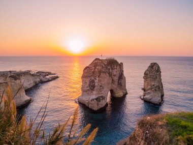 Büyülü sunset bulvarında Raouche, güvercin Rock. Beirut, Lübnan