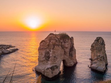 Büyülü sunset bulvarında Raouche, güvercin Rock. Beirut, Lübnan