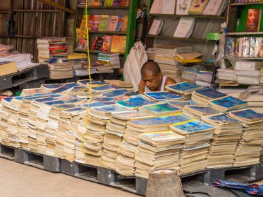Kitap satıcısı. Yangon, Myanmar 