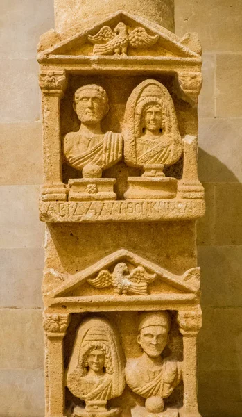 Stele funerarie in pietra calcarea di Qartaba (regione di Byblos) di epoca romana, esposte nel Museo Nazionale di Beirut, Libano — Foto Stock