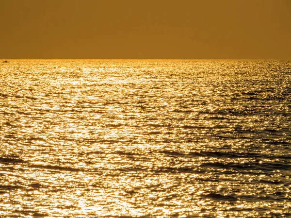 Coucher de soleil doré à Ugento, Italie — Photo
