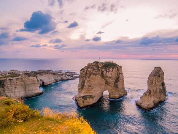 Büyülü sunset bulvarında Raouche, güvercin Rock. Beirut, Lübnan — Stok fotoğraf