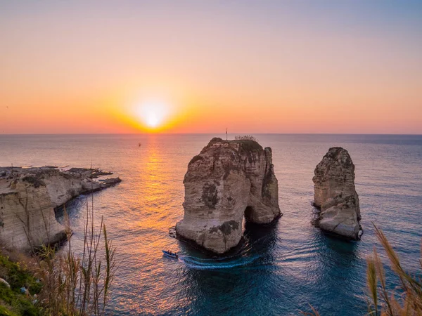 Büyülü sunset bulvarında Raouche, güvercin Rock. Beirut, Lübnan