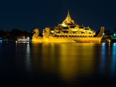 Gece Karaweik Sarayı. Yangon, Myanmar