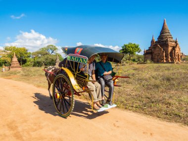 Bagan, Myanmar'daki turistler 