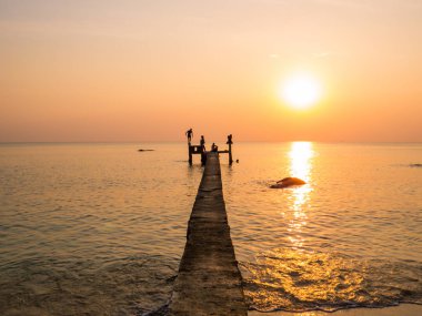 Gün batımında rıhtımdaki insanlar. Phu Quoc adasında, Vietnam 