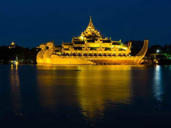 Gece Karaweik Sarayı. Yangon, Myanmar