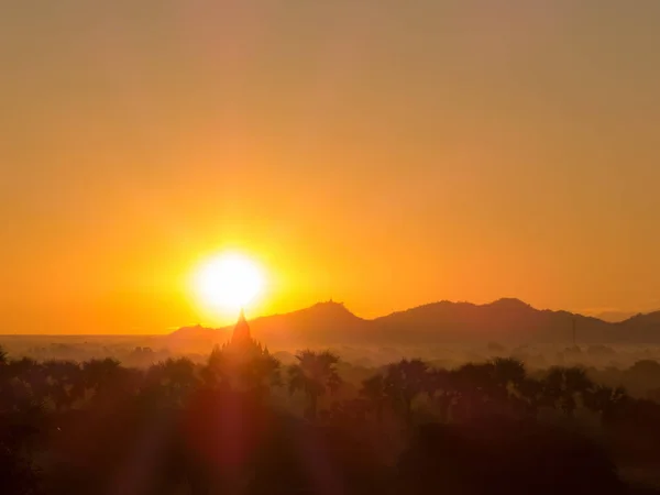 Kouzelný východ slunce nad chrámy v Bagan, Myanmar — Stock fotografie