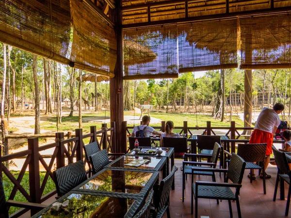 Vinpearl Safari hayvanat bahçesi parkında Zürafa Restaurant, Phu Quoc, Vietnam — Stok fotoğraf