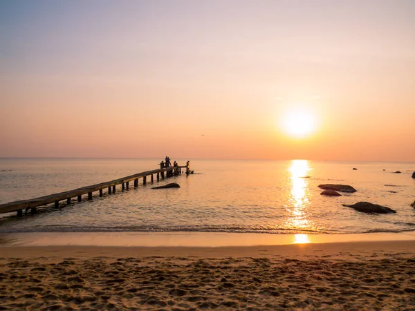 People on the pier at sunset. In Phu Quoc island, Vietnam — Stock Photo, Image