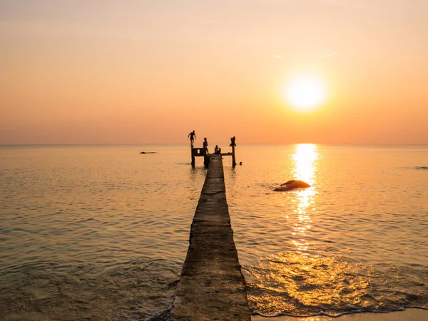 Menschen auf dem Pier bei Sonnenuntergang. in phu quoc Insel, Vietnam — Stockfoto