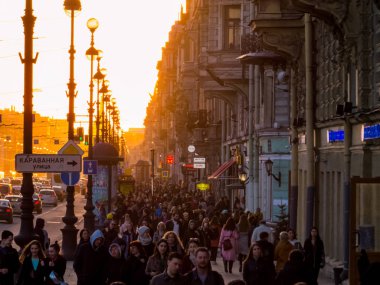 St. Petersburg, Rusya - 13 Nisan 2018: Ünlü Nevsky Prospect'in gün batımında görünümü. 