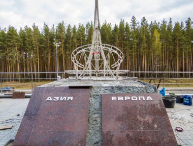 EKATERİNBURG, RUSSIA - 3 Haziran 2018: Avrupa ile Asya Arasındaki Sınır Anıtı.