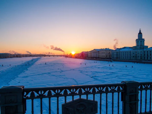 Wintersonnenuntergang in st. petersburg, russland — Stockfoto