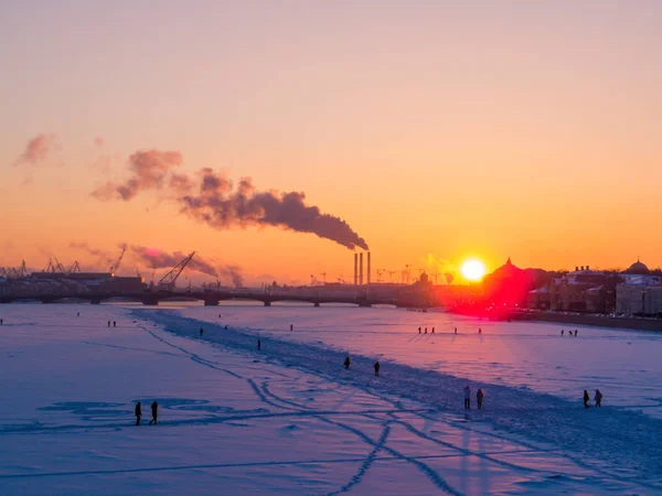 Wintersonnenuntergang in st. petersburg, russland — Stockfoto