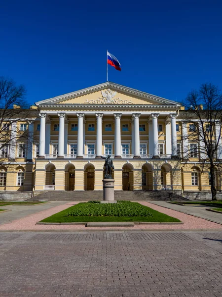 Den statliga historiska och Memorial Museum "Smolny" (eller Smolny Institute) i St Petersburg, Ryssland — Stockfoto