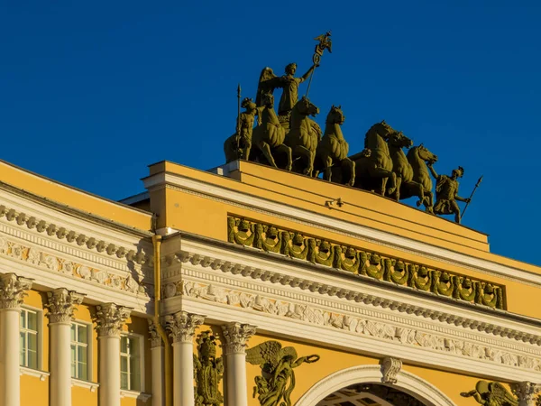 Arco triunfal del Estado Mayor en la Plaza del Palacio, San Petersburgo, Rusia —  Fotos de Stock